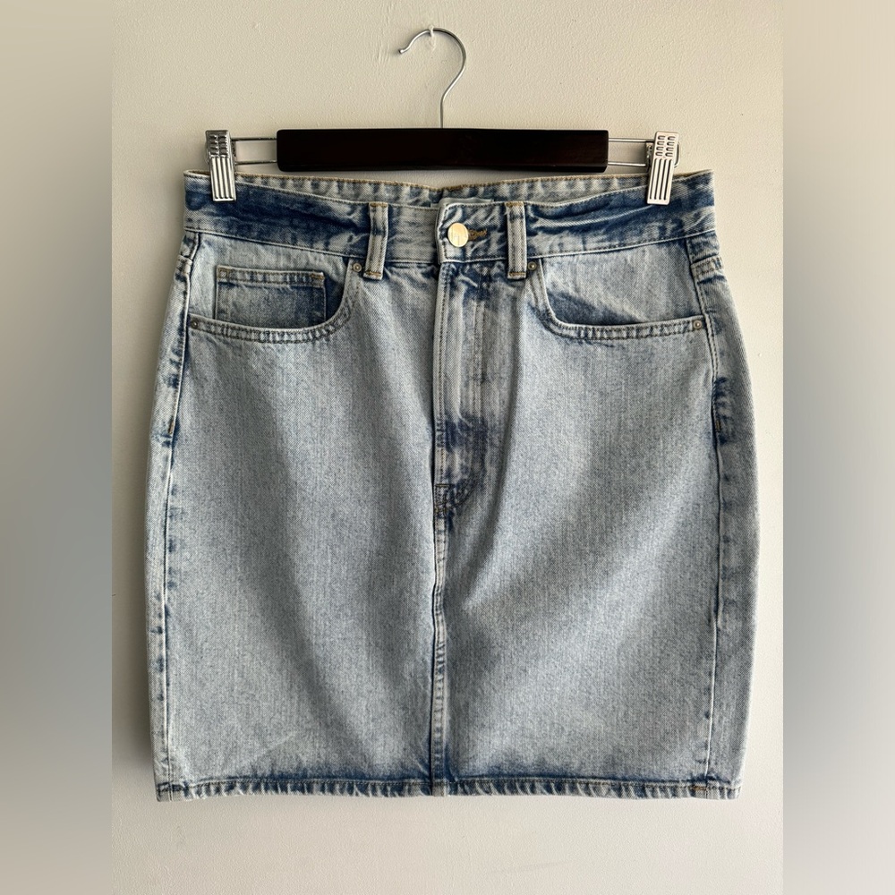 H&M Women denim skirt. Size 8. Button & zipper.